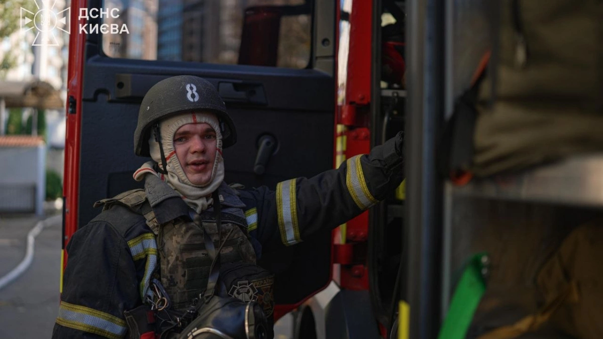 Нічна атака дронів на Київ: пошкоджені склади й гаражі, 12 постраждалих