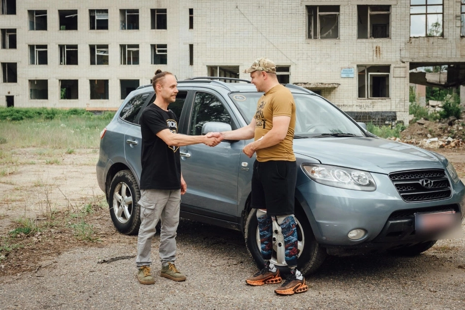 Авто для ЗСУ з Європи: як доставляють, скільки це коштує та як допомогти