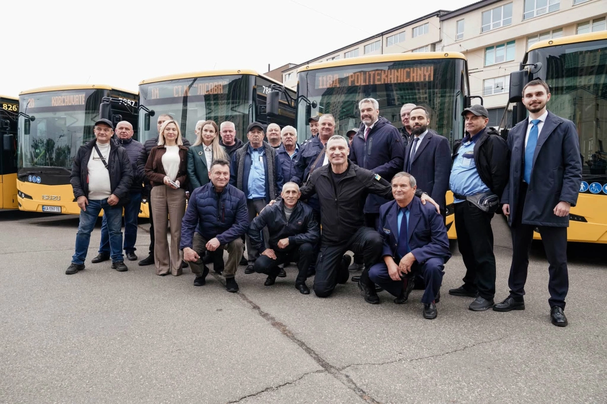 85 автобусів ЄІБ уже на 16 маршрутах Києва: кондиціонери й безбар’єрний доступ