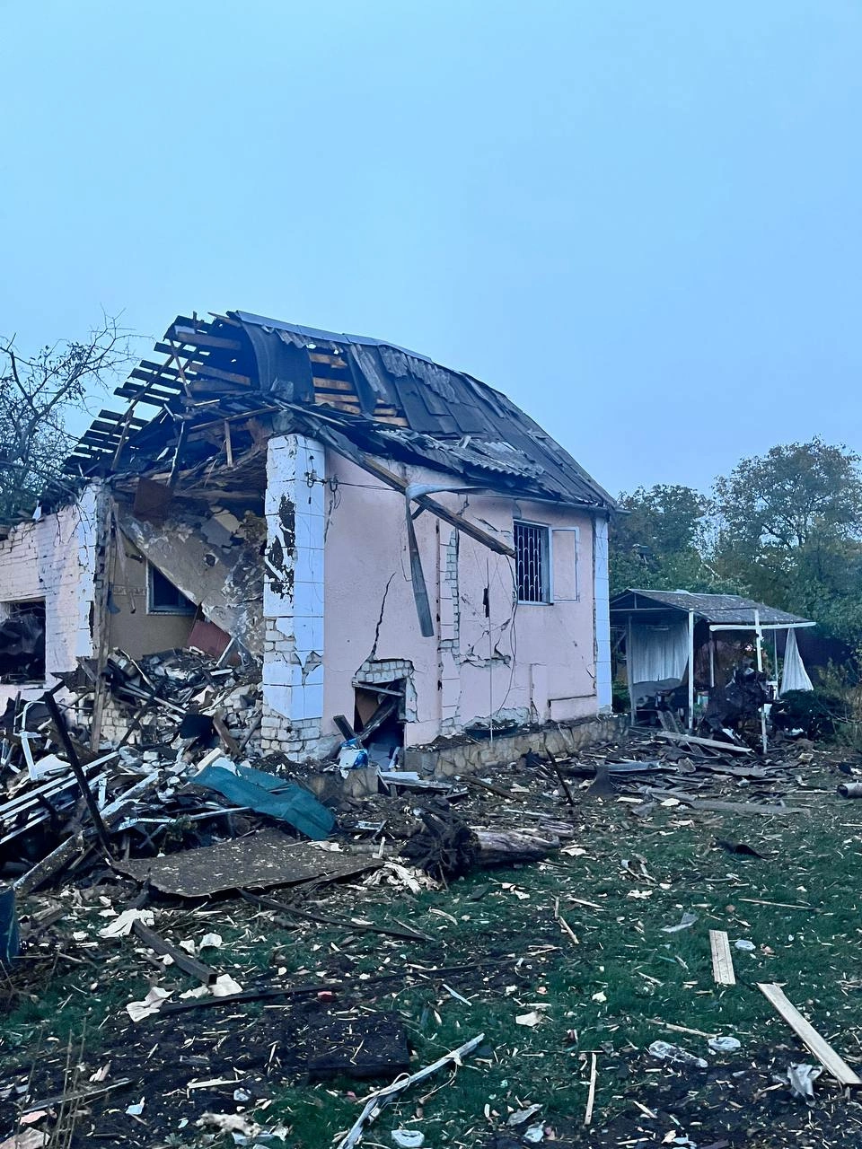 Найбільше постраждалих — у Дніпровському районі Києва: після атаки працюють понад 400 рятувальників і поліцейських