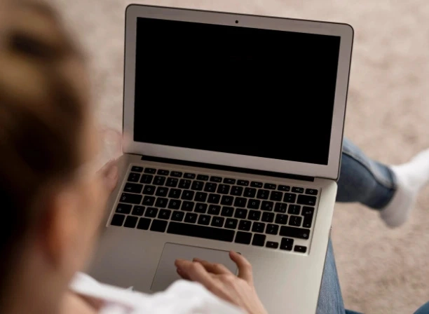 Смуги чи плями на екрані MacBook: як визначити причину й не погіршити поломку