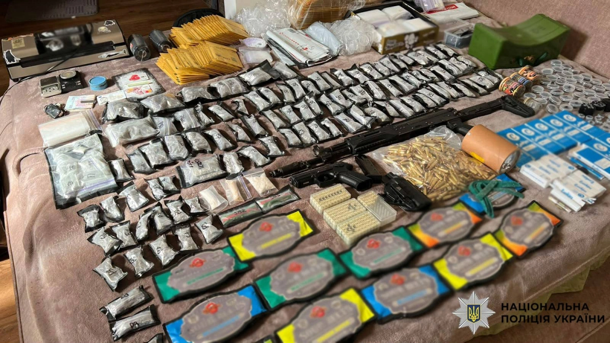 У Києві затримали двох підозрюваних у збуті наркотиків: вилучили 3 кг речовин, АК-12 і корпус міни