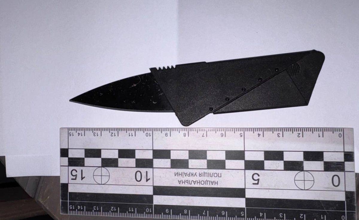 Ніж, погрози й гроші з каси: у Києві затримали нападника на 16-річну баристу