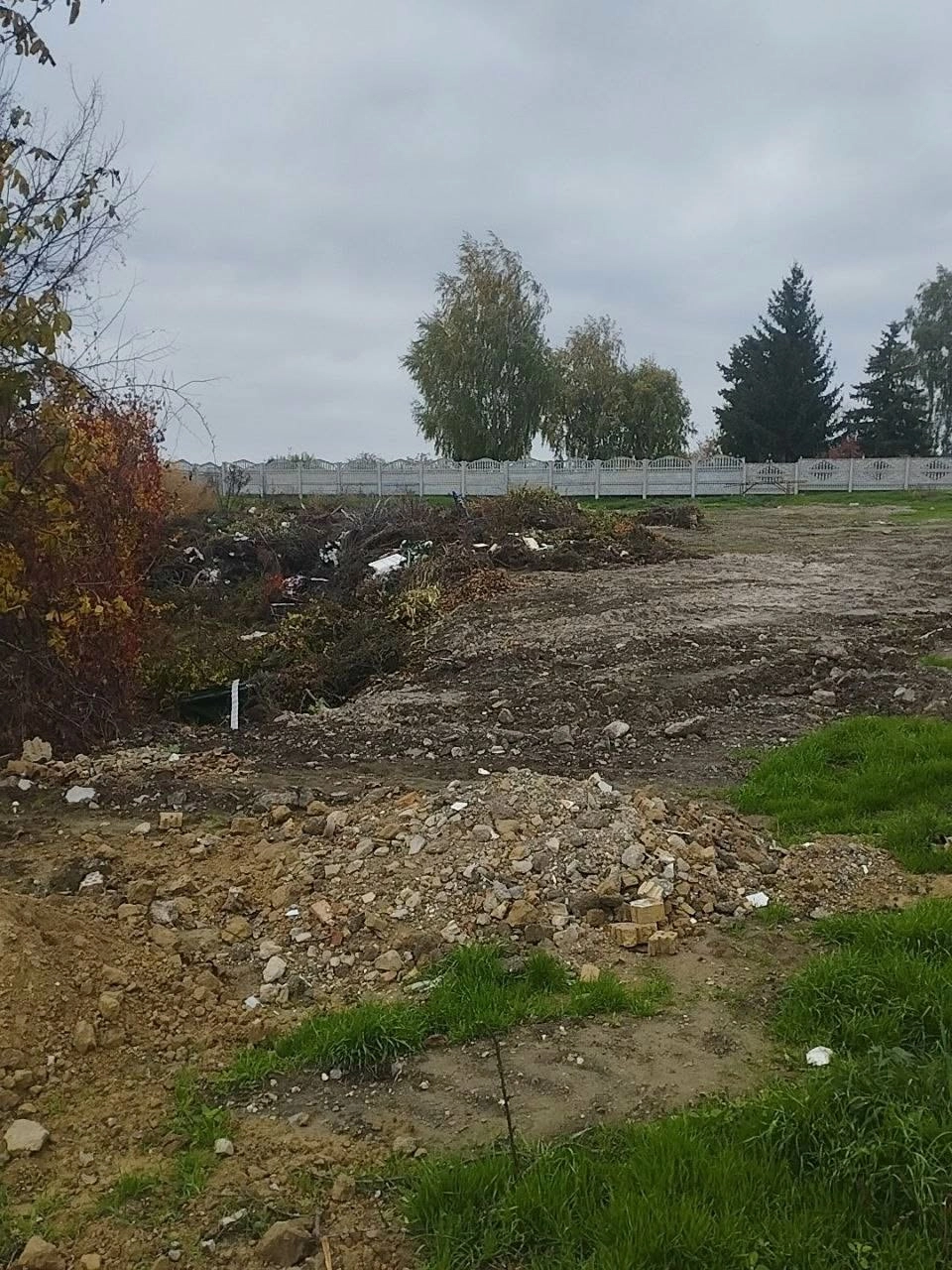 У Яготині сміття знову засипало берег біля водойми: жителі б’ють на сполох