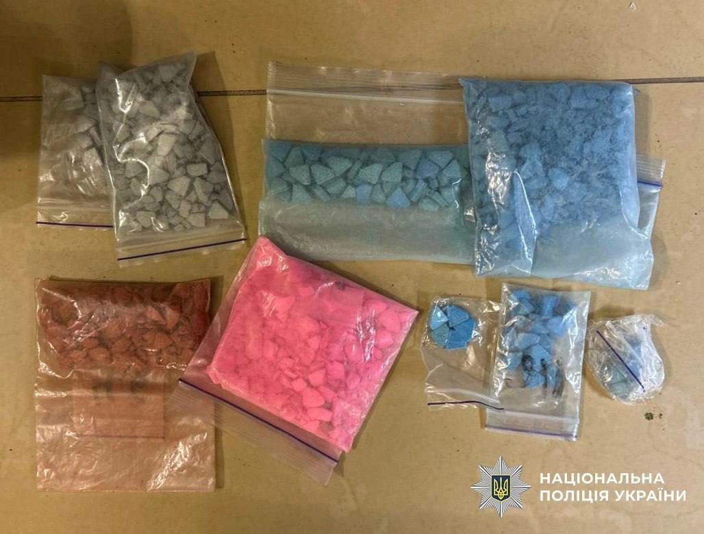 Наркотики ховали в собачому кормі та милі: у Києві затримали двох ділків