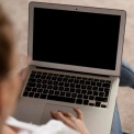 Смуги чи плями на екрані MacBook: як визначити причину й не погіршити поломку