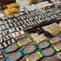У Києві затримали двох підозрюваних у збуті наркотиків: вилучили 3 кг речовин, АК-12 і корпус міни
