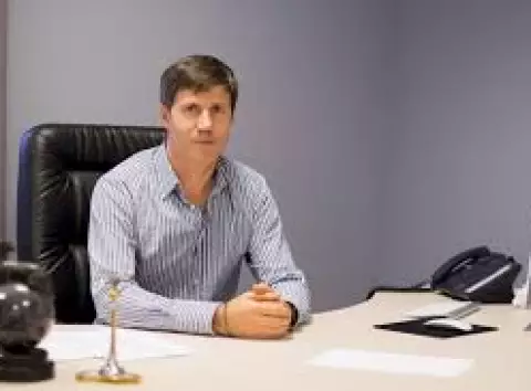 За лаштунками величі: нардеп Олександр Сова задекларував +15% до зарплати та мільйони в кеші