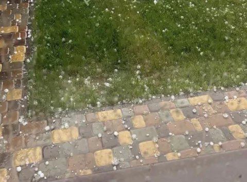 Деякі райони Києва та області засипало градом і мокрим снігом