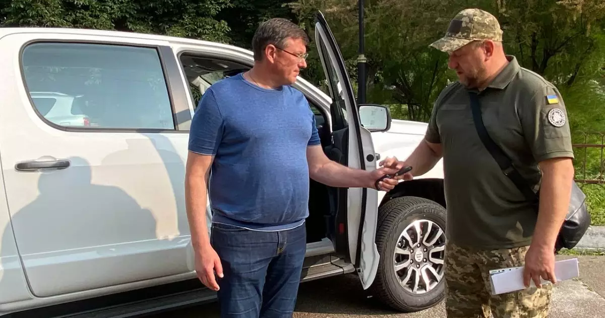 Підтримка для фронту: Бровари передали автомобіль для бойових завдань