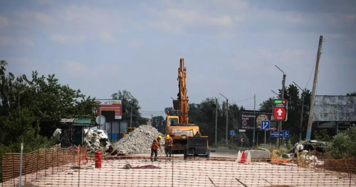 У Вишгороді утворилися затори через брак робітників на відбудові мосту