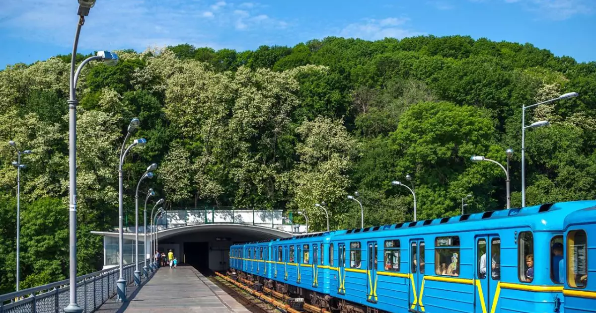 Модернізація Київського метрополітену: оголошено тендер - 10 млн грн на двері