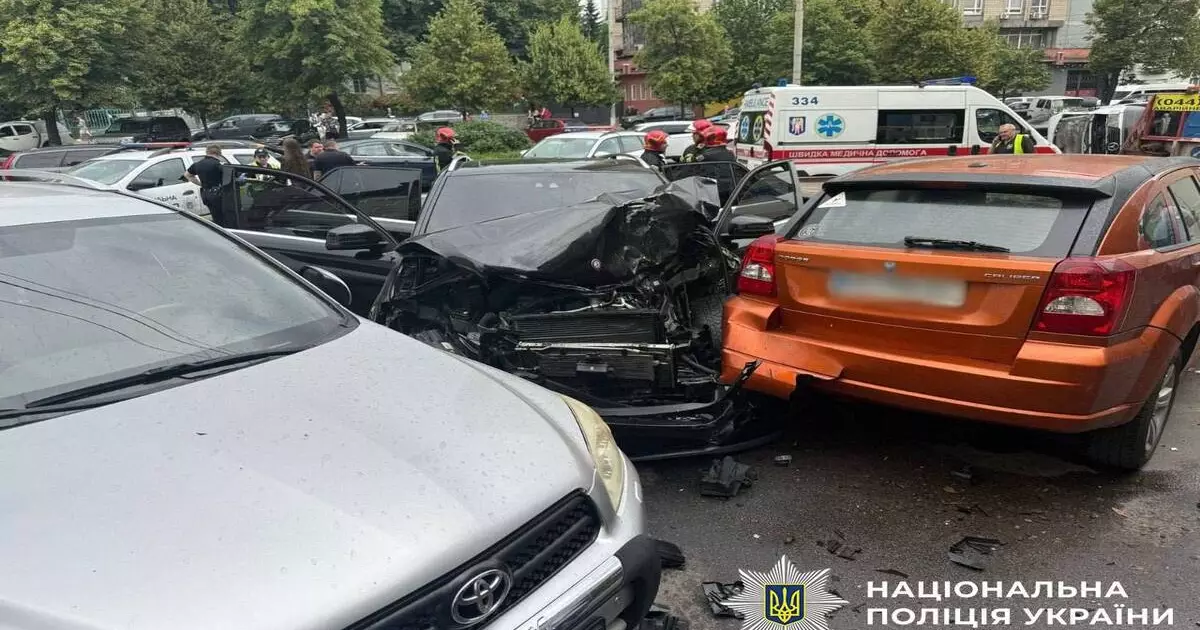 ДТП у Києві: чотири машини зіткнулись, мікроавтобус перекинувся