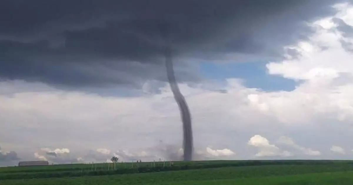 Незвичайне явище над Києвом: на лівому березі Києва помітили смерч