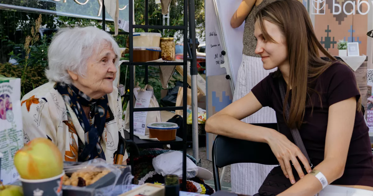 Благодійний фонд «Юлині бабусі» знову на Куражі: зона для стареньких і збір на дах притулку