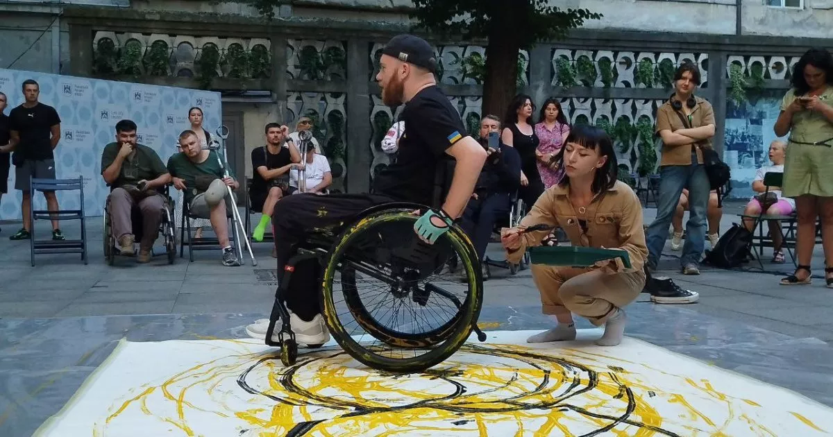 Ветеран із Ворзеля встановив рекорд: малює картини колесами інвалідного крісла