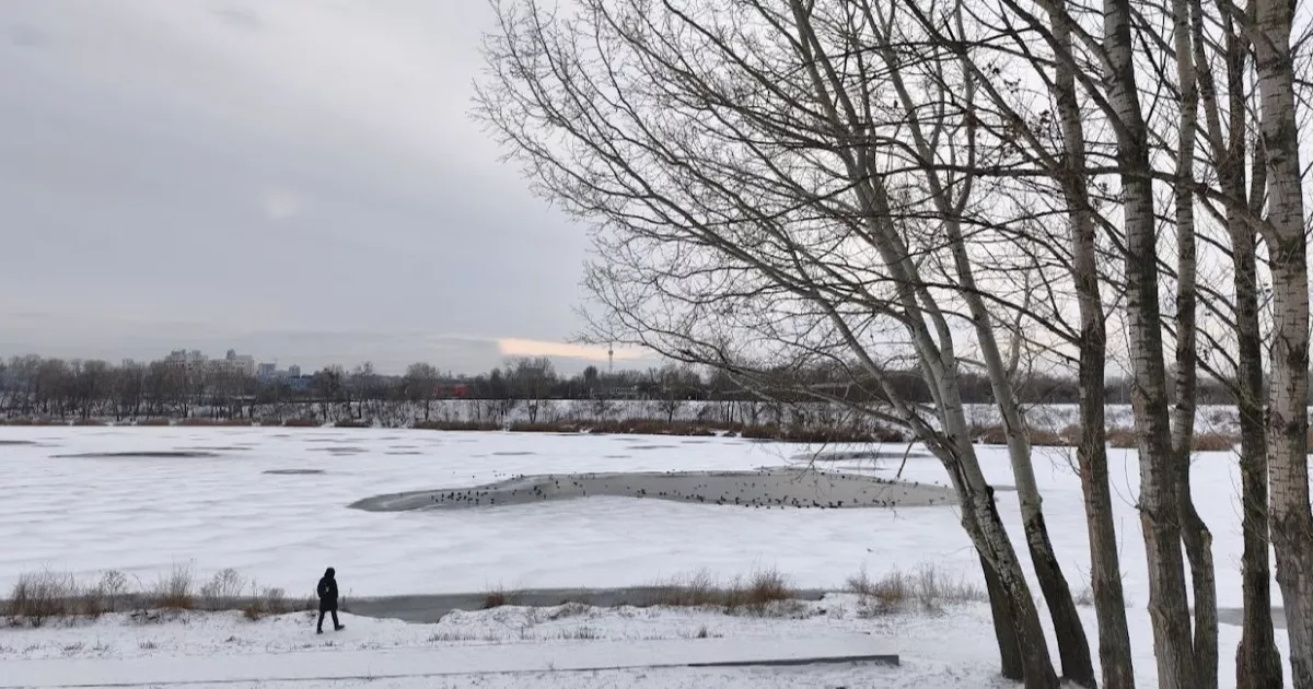 Бережіть життя: у Києві через відлигу лід на Дніпрі став вкрай небезпечним