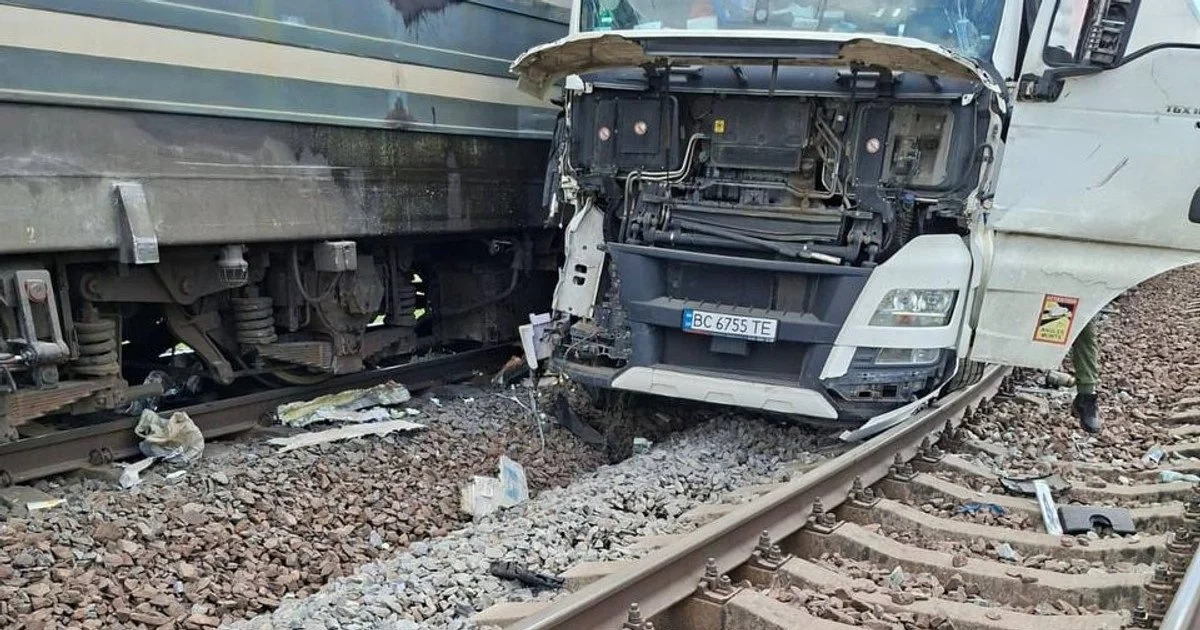 На переїзді: вантажівка влетіла під потяг Перемишль–Київ — водій утік
