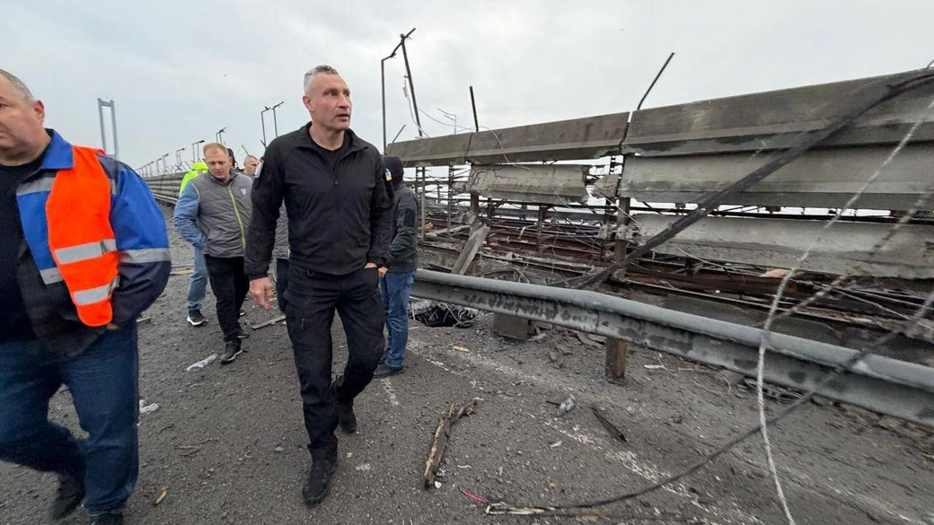 Південний міст у Києві після атаки: коли відкриють і як об’їхати