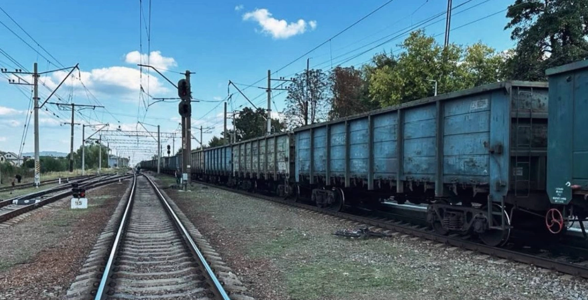 На Київщині підлітка вдарило струмом на даху електрички — його госпіталізували