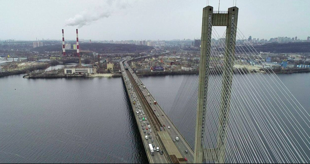 Київ паралізували затори: дорога через Південний міст триває до 2,5 години