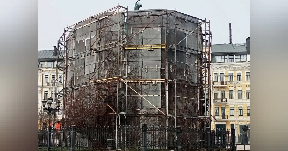 Пліснява під укриттям: що знайшли на пам’ятниках Києва