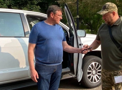 Підтримка для фронту: Бровари передали автомобіль для бойових завдань