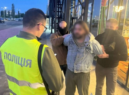 Вилучено арсенал зброї на $27 тис.: на Київщині ліквідували канал нелегального збуту озброєння