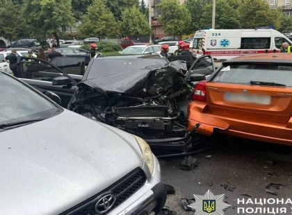 ДТП у Києві: чотири машини зіткнулись, мікроавтобус перекинувся