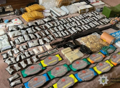 У Києві затримали двох підозрюваних у збуті наркотиків: вилучили 3 кг речовин, АК-12 і корпус міни