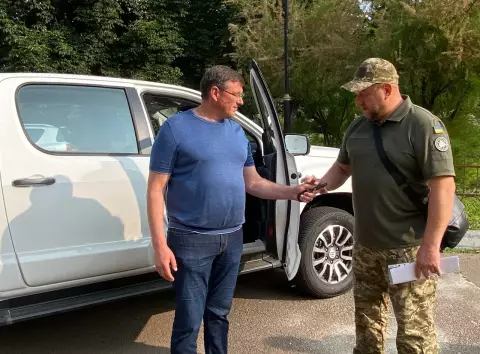 Підтримка для фронту: Бровари передали автомобіль для бойових завдань