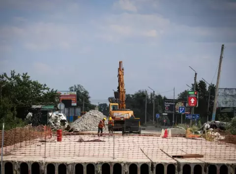 У Вишгороді утворилися затори через брак робітників на відбудові мосту