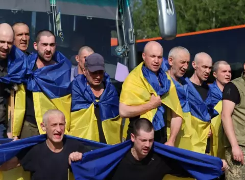 Обмін полоненими: в Україну повернулись важко поранені захисники