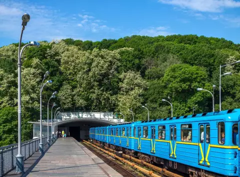 Модернізація Київського метрополітену: оголошено тендер - 10 млн грн на двері
