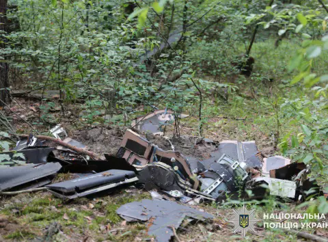 Небезпека з неба: у Києві знайдено два ворожі БпЛА в лісосмузі