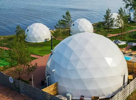 Розкіш під відкритим небом: чому ночівля у наметі під Києвом дорожча за турецький all inclusive?