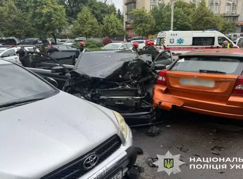 ДТП у Києві: чотири машини зіткнулись, мікроавтобус перекинувся