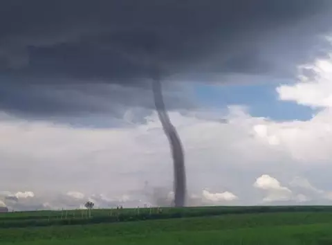 Незвичайне явище над Києвом: на лівому березі Києва помітили смерч