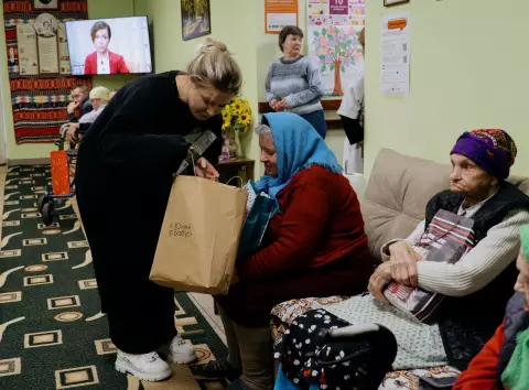 БФ «Юлині бабусі» зʼявляться на «Куражі» та Atlas Festival: збиратимуть кошти на допомогу самотнім стареньким