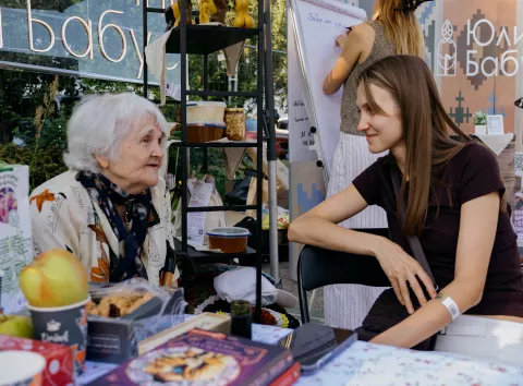 Благодійний фонд «Юлині бабусі» знову на Куражі: зона для стареньких і збір на дах притулку