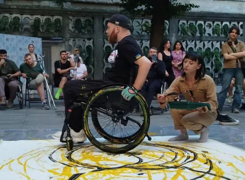 Ветеран із Ворзеля встановив рекорд: малює картини колесами інвалідного крісла