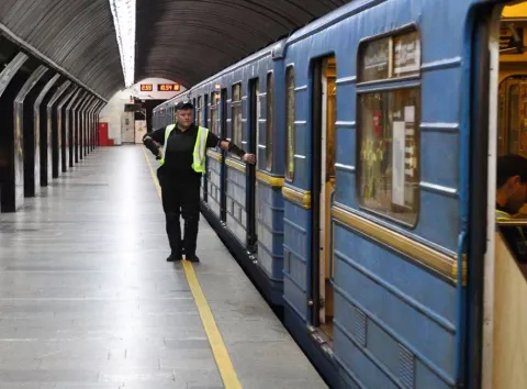 Київська влада спростувала чутки про відключення світла в метро