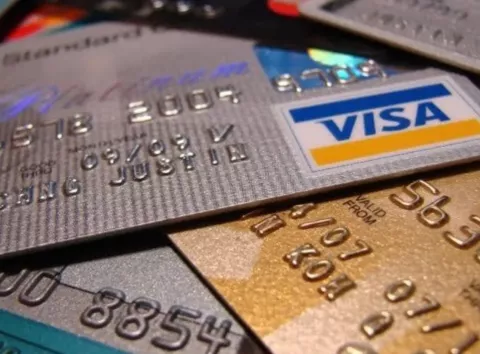 На Київщині викрили групу шахраїв, які купували косметику за допомогою підроблених карток