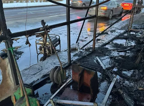 Генератор став причиною великої пожежі у Києві: на Воскресенці згорів шиномонтаж (ФОТО)