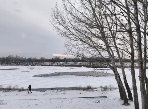Бережіть життя: у Києві через відлигу лід на Дніпрі став вкрай небезпечним