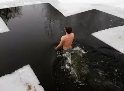 Де пірнути на Водохреща у Києві: список 12 безпечних пляжів з рятувальниками та медиками.