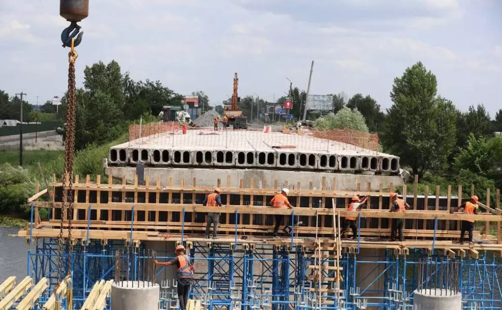 У Вишгороді утворилися затори через брак робітників на відбудові мосту - 1