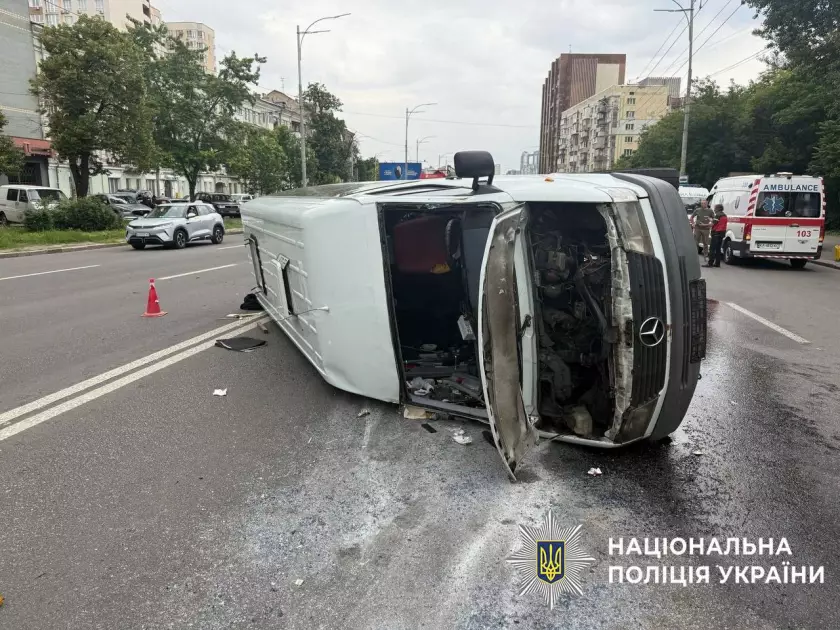 ДТП у Києві: чотири машини зіткнулись, мікроавтобус перекинувся - 1