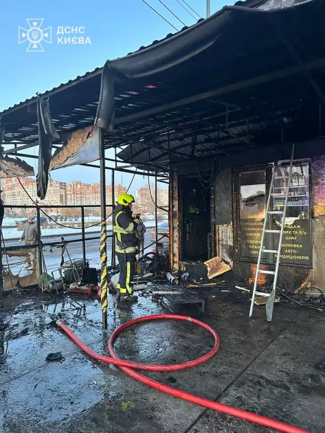 Генератор став причиною великої пожежі у Києві: на Воскресенці згорів шиномонтаж (ФОТО) - 2