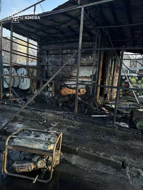Генератор став причиною великої пожежі у Києві: на Воскресенці згорів шиномонтаж (ФОТО) - 1